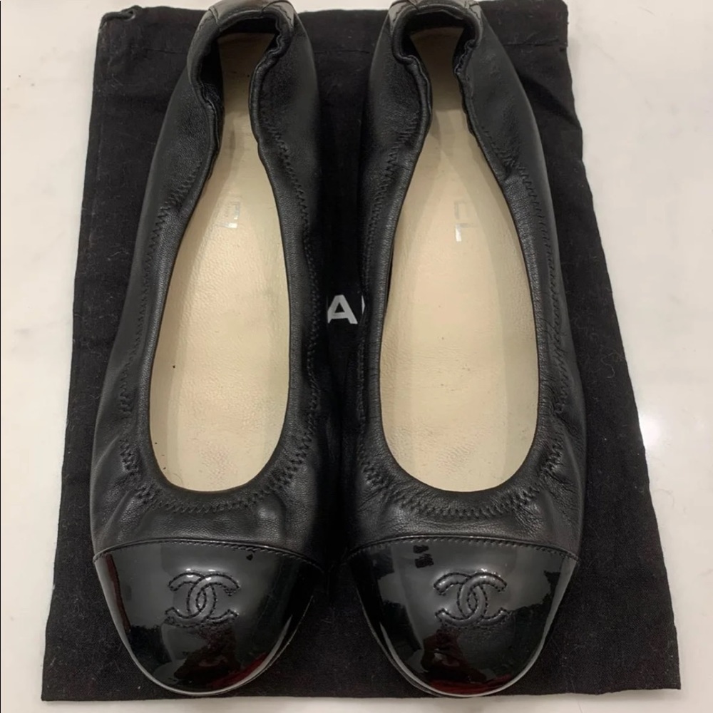Authentic Chanel Classic CC Logo Flats 39